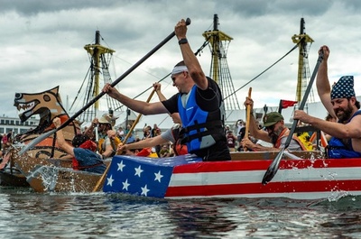 沈む前に急げ！段ボールボートのレース開催 米国