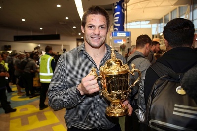 ラグビーW杯制覇のオールブラックスが凱旋、4000人が空港で出迎え