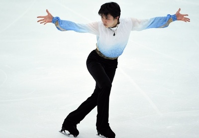 羽生「絶対に抜かしてやる」、SP世界最高得点で首位 NHK杯