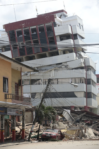 エクアドル地震、死者246人に 数百人の安否不明か