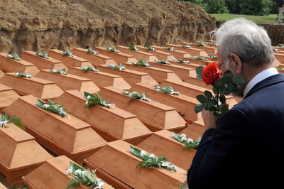 ポーランドで発見された第2次大戦中の亡骸2100体超、あらためて埋葬