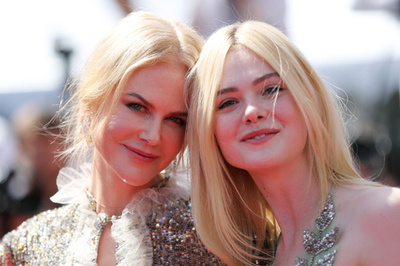 キラキラ甘めな親子ルック、N.キッドマンとE.ファニング