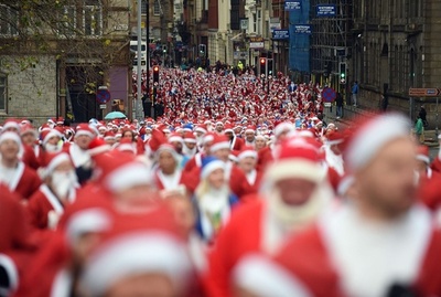 世界各地でサンタが疾走、都内でも