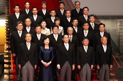 岸田新内閣が発足 コロナ対策「最優先」に
