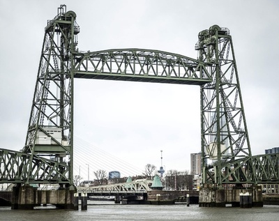 ベゾス氏ヨットのため橋解体 オランダで検討、批判呼ぶ