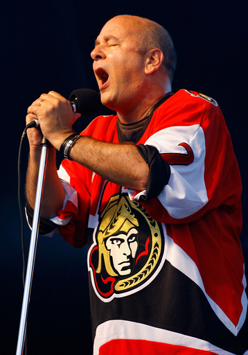 トゥルーパー 第4戦を前に野外ライブを披露