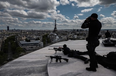 仏パリを見下ろすスナイパー