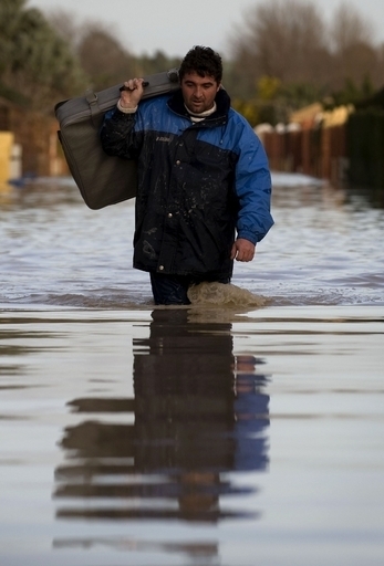 スペイン南西部で豪雨、洪水などで数百人が避難
