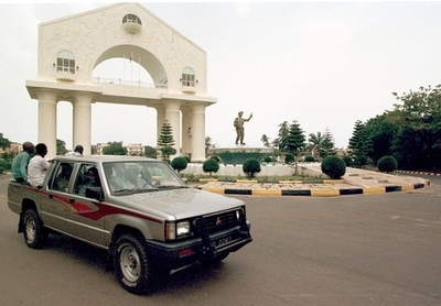 ガンビアで英国人宣教師夫婦に1年の重労働刑