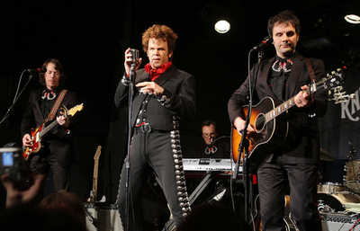 映画『Walk Hard: The Dewey Cox Story』出演俳優ジョン・C・ライリーがパフォーマンス