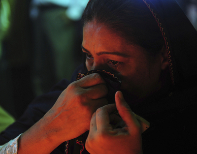 カラチの衣料品工場火災、殺人容疑で工場所有者らの行方を追う