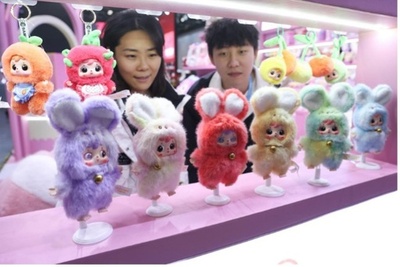 玩具の新潮流が生んだ中国の「バッグチャーム経済」