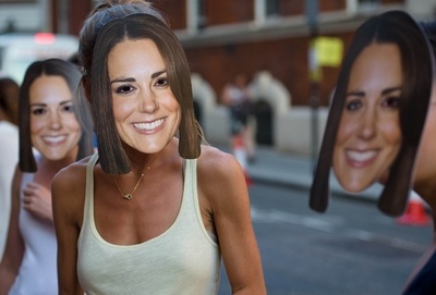 英キャサリン妃がいっぱい!? 病院前にパフォーマー続々