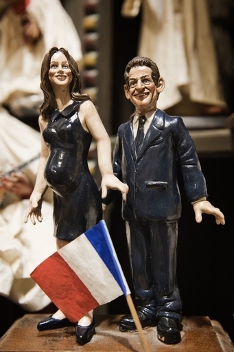 やっぱり妊娠？人形のお腹もふっくら 仏大統領夫人