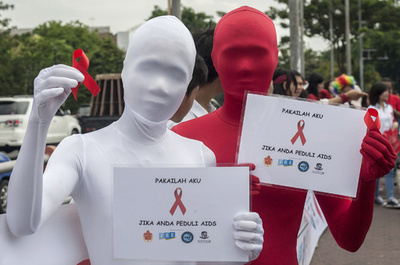 インドネシア政府、「くしゃみでHIV感染」ポスターで謝罪