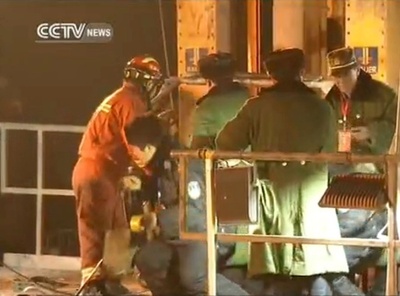 崩落鉱山から36日ぶり作業員4人救出、中国・山東省