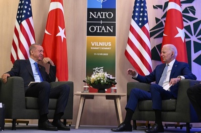 米大統領、トルコ大統領と会談 スウェーデンNATO加盟容認で謝意