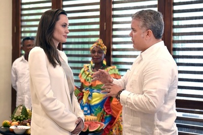 A・ジョリーさんがコロンビア訪問、ベネズエラ避難民の子ども2万人が無国籍と訴え