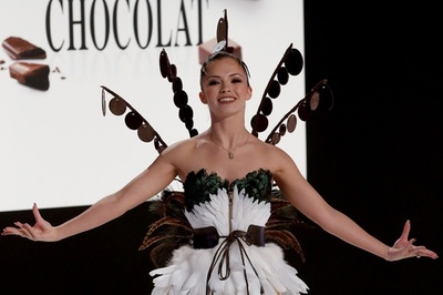 茶色づくしのファッションショー、その訳は？