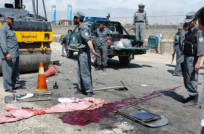 カブールで自爆攻撃、「国際部隊が狙い」とタリバン犯行声明