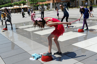 噴水での洗濯は水不足への抗議、コソボ
