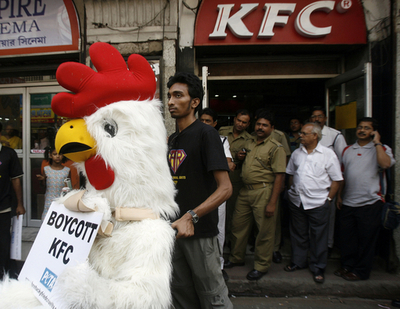 今度はニワトリの着ぐるみ、動物愛護団体PETAがKFCに抗議