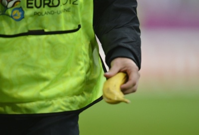 マリノス、バナナ振ったサポーターを無期限入場禁止に