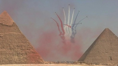 動画:ピラミッド上空でエアショー、韓国空軍も合流 エジプト