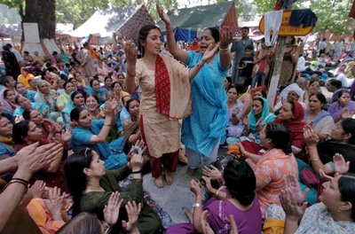 踊るドクター!? 「診療せず浮かれ騒ぎ」と苦情 インド