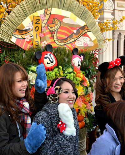 東京ディズニーランドのお正月、ミッキーも着物で登場