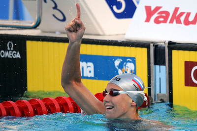 ズエワ 100メートル背泳ぎ準決勝で世界新、世界水泳