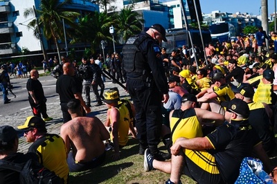 暴動でウルグアイのサッカーサポ250人超逮捕 ブラジル