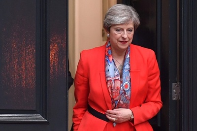 メイ首相の「最も行儀悪い行為」は総選挙、英ネットで嘲笑