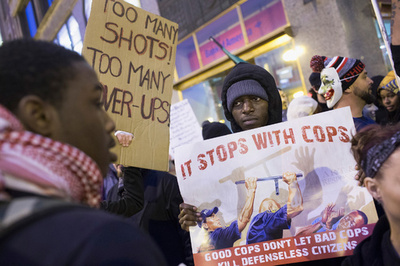 米シカゴの警官、射殺した黒人青年の家族を提訴の意向