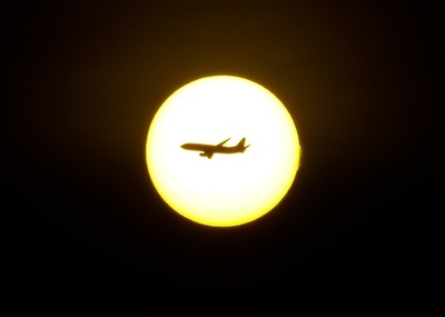 朝日に刻まれた飛行機のシルエット、南米コロンビア