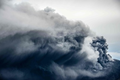 コスタリカのトゥリアルバ火山が噴火、立ちのぼる噴煙