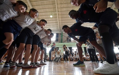 さぁスクラム！ 仏代表が熊本の小学生と交流 ラグビーW杯