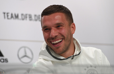 レーブ監督の股間タッチ、ポドルスキは「普通のこと」と擁護