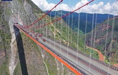 世界最長スパンの1本塔柱の単径間スチール製箱桁つり橋 荷重試験完了 中国・雲南省