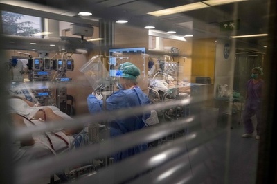 スペインの死者1万人に コロナ対策で携帯の位置情報利用へ