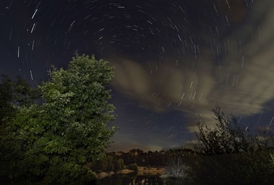 幻想的なペルセウス座流星群、スペインの夜空に