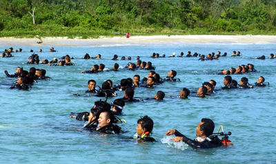 1500人のダイビング世界記録に向けて予行演習 インドネシア