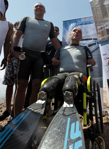 四肢失った仏男性、泳いで紅海横断に成功 ヨルダン