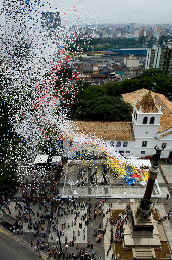 サンパウロの空を舞う数千のエコ風船、ブラジル