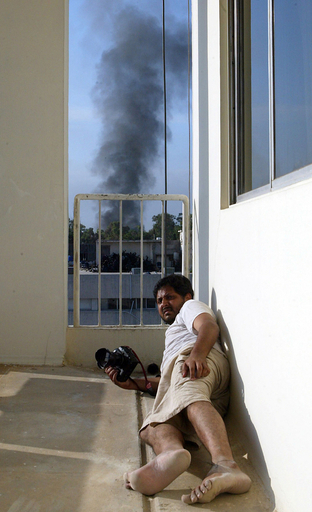 立てこもり続くモスクに治安部隊が突入、双方に死者も