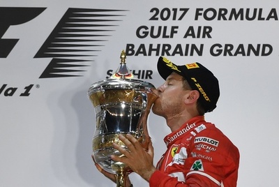 ベッテルが今季2勝目、ハミルトンの追い上げかわす バーレーンGP