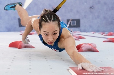 競技中の表情は？ 頂を目指すスポーツクライミング選手