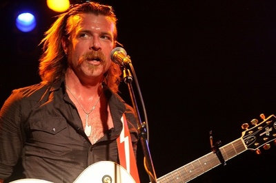 仏テロ被害の米バンドボーカル、劇場の惨劇語る