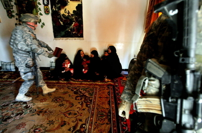 バグダッド近郊で女による自爆攻撃、8人が死亡