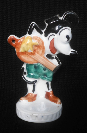 アウシュビッツの子どもの遺品か、ミッキーマウスの置物見つかる